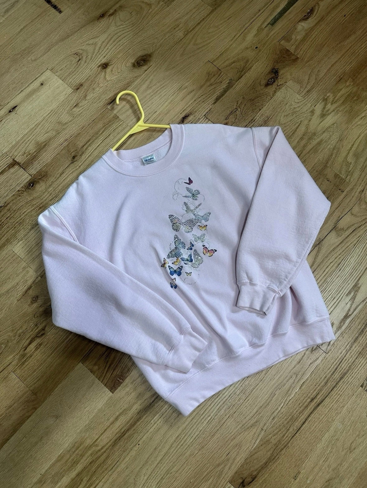 Women’s Gildan Medium Butterfly Bedazzled Crewneck